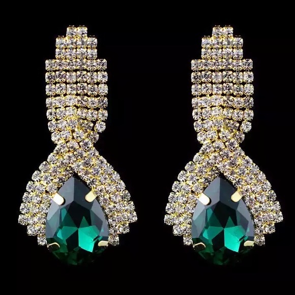 Jewelry - 🐣EMERALD GREEN EARRINGS